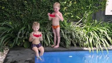 两个小男孩在池边度假<strong>吃西瓜</strong>。 夏天男孩在院子里<strong>吃西瓜</strong>